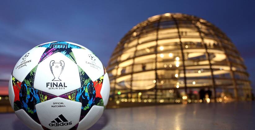 08.03.2015, Fussball, Vorschau auf das Championsleague-Finale 2015 in Berlin am 6.Juni 2015. Die Kuppel auf dem Reichstagsgebäude, im Vordergrund der Original-Championsleague-Spielball von Adidas (Final). 