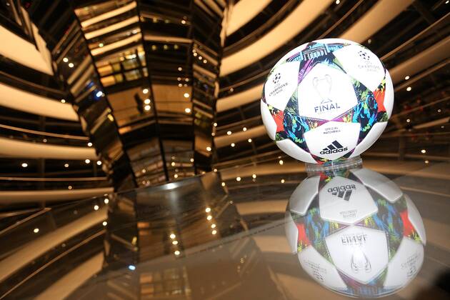 08.03.2015, Fussball, Vorschau auf das Championsleague-Finale 2015 in Berlin am 6.Juni 2015. Die Kuppel auf dem Reichstagsgebäude, Innenaufnahme, im Vordergrund der Original-Championsleague-Spielball von Adidas (Final). 
