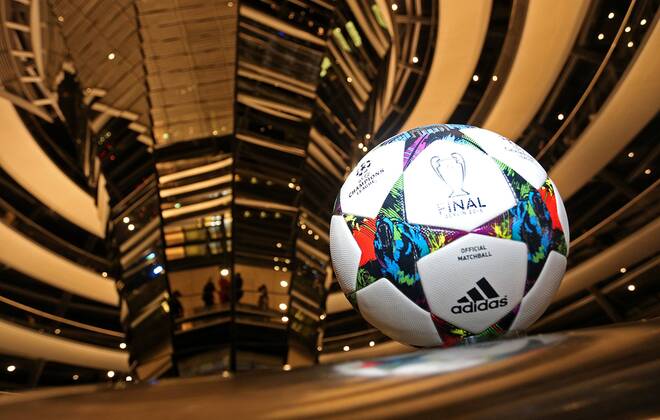 08.03.2015, Fussball, Vorschau auf das Championsleague-Finale 2015 in Berlin am 6.Juni 2015. Die Kuppel auf dem Reichstagsgebäude, Innenaufnahme, im Vordergrund der Original-Championsleague-Spielball von Adidas (Final). 