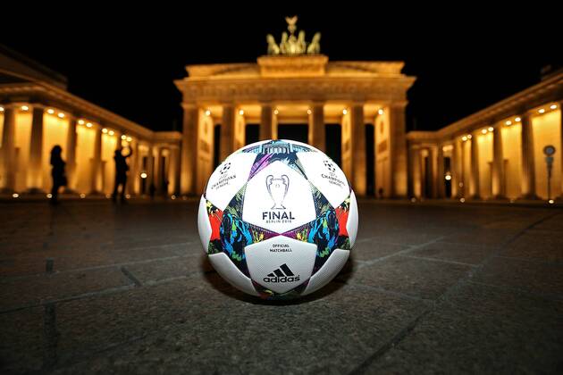 08.03.2015, Fussball, Vorschau auf das Championsleague-Finale 2015 in Berlin am 6.Juni 2015. Das Brandenburger Tor in Berlin, im Vordergrund der Original-Championsleague-Spielball von Adidas (Final). 