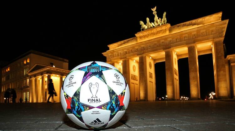 08.03.2015, Fussball, Vorschau auf das Championsleague-Finale 2015 in Berlin am 6.Juni 2015. Das Brandenburger Tor in Berlin, im Vordergrund der Original-Championsleague-Spielball von Adidas (Final). 