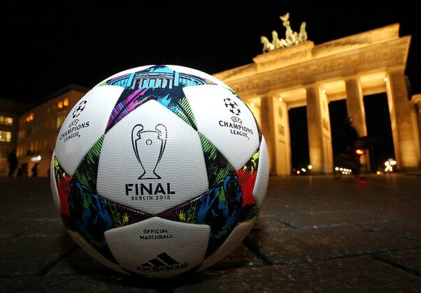 08.03.2015, Fussball, Vorschau auf das Championsleague-Finale 2015 in Berlin am 6.Juni 2015. Das Brandenburger Tor in Berlin, im Vordergrund der Original-Championsleague-Spielball von Adidas (Final). 