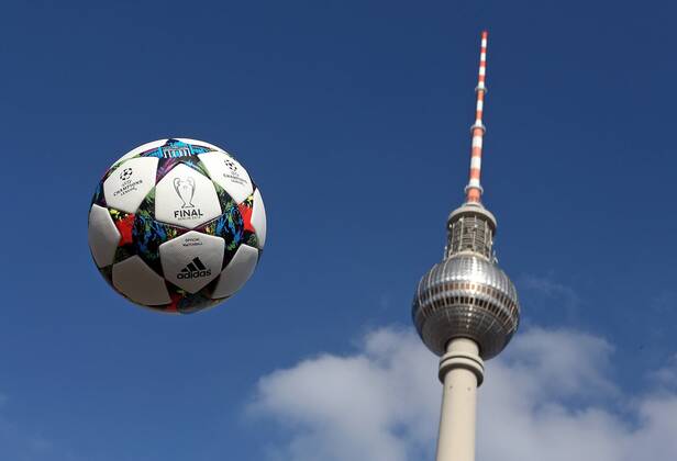 08.03.2015, Fussball, Vorschau auf das Championsleague-Finale 2015 in Berlin am 6.Juni 2015. Berliner Fernsehturm, mit dem Original-Championsleague-Spielball von Adidas (Final) in der Luft. 