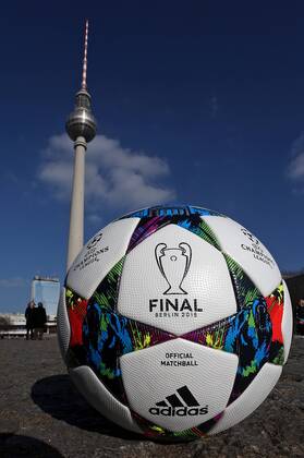 08.03.2015, Fussball, Vorschau auf das Championsleague-Finale 2015 in Berlin am 6.Juni 2015. Berliner Fernsehturm, mit dem Original-Championsleague-Spielball von Adidas (Final). 