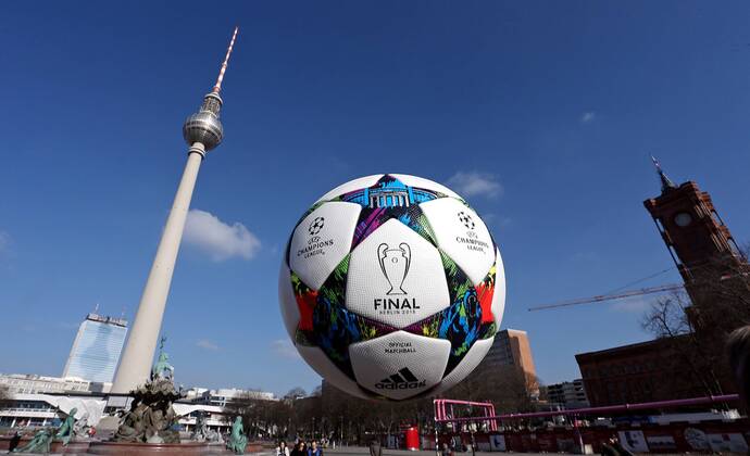 08.03.2015, Fussball, Vorschau auf das Championsleague-Finale 2015 in Berlin am 6.Juni 2015. Berliner Fernsehturm, mit dem Original-Championsleague-Spielball von Adidas (Final). 