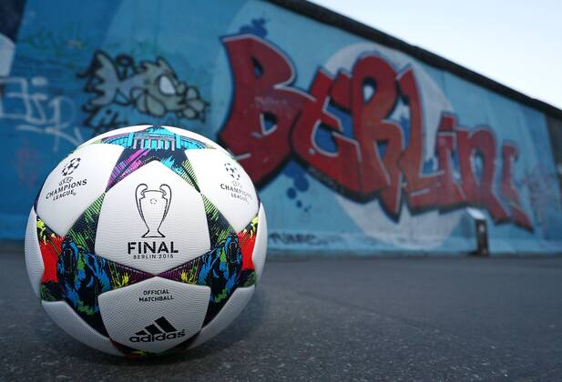 08.03.2015, Fussball, Vorschau auf das Championsleague-Finale 2015 in Berlin am 6.Juni 2015. East Side Gallery in Berlin-Friedrichshain ist eine Open-Air-Galerie die sich auf dem längsten noch erhaltenen Teilstück der Berliner Mauer befindet, hier mit dem Original-Championsleague-Spielball von Adidas (Final) im Vordergrund. 