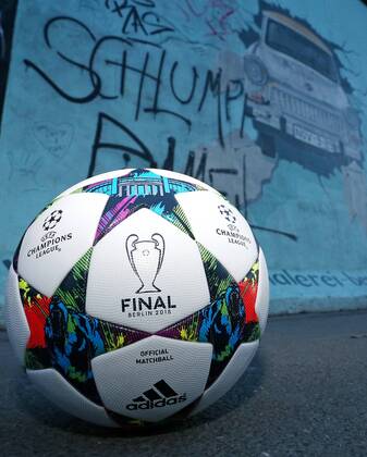 08.03.2015, Fussball, Vorschau auf das Championsleague-Finale 2015 in Berlin am 6.Juni 2015. East Side Gallery in Berlin-Friedrichshain ist eine Open-Air-Galerie die sich auf dem längsten noch erhaltenen Teilstück der Berliner Mauer befindet, hier mit dem Original-Championsleague-Spielball von Adidas (Final) im Vordergrund. 
