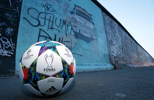 08.03.2015, Fussball, Vorschau auf das Championsleague-Finale 2015 in Berlin am 6.Juni 2015. East Side Gallery in Berlin-Friedrichshain ist eine Open-Air-Galerie die sich auf dem längsten noch erhaltenen Teilstück der Berliner Mauer befindet, hier mit dem Original-Championsleague-Spielball von Adidas (Final) im Vordergrund. 