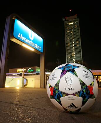 08.03.2015, Fussball, Vorschau auf das Championsleague-Finale 2015 in Berlin am 6.Juni 2015. Zugang zur U-Bahn Station Alexanderplatz, hier mit dem Original-Championsleague-Spielball von Adidas (Final) im Vordergrund. 
