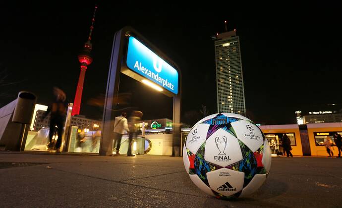 08.03.2015, Fussball, Vorschau auf das Championsleague-Finale 2015 in Berlin am 6.Juni 2015. Zugang zur U-Bahn Station Alexanderplatz, hier mit dem Original-Championsleague-Spielball von Adidas (Final) im Vordergrund. 