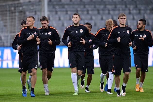 Fußball Champions League Abschlusstraining Schachtar Donezk am 10.03.2015 in der Allianz Arena in München Die Spieler von Donezk laufen sich warm