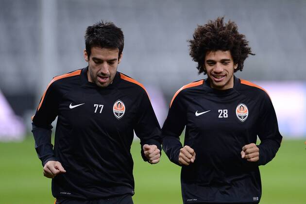 Fußball Champions League Abschlusstraining Schachtar Donezk am 10.03.2015 in der Allianz Arena in München Ilsinho ( Donezk ), links - Taison ( Donezk ), rechts