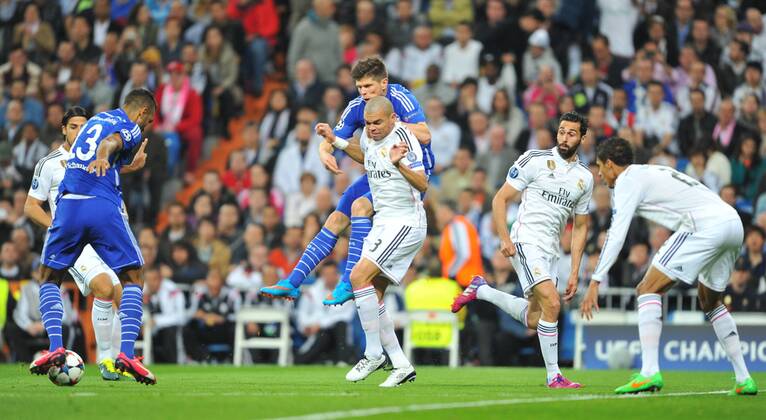 10.03.2015, Fussball Champions League, Real Madrid - FC Schalke 04, v.l. Christian Fuchs (FC Schalke 04) - Pepe (Real Madrid) - Klaas-Jan Huntelaar (FC Schalke 04) - Alvaro Arbeloa (Real Madrid) - Raphael Varane (Real Madrid)