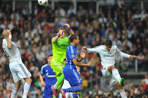 10.03.2015, Fussball Champions League, Real Madrid - FC Schalke 04, v.l. Pepe (Real Madrid) - Iker Casillas (Real Madrid) - Joel Matip (FC Schalke 04) Raphael Varane (Real Madrid)