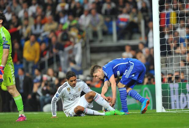 10.03.2015, Fussball Champions League, Real Madrid - FC Schalke 04, v.l. Raphael Varane (Real Madrid) - Klaas-Jan Huntelaar (FC Schalke 04)