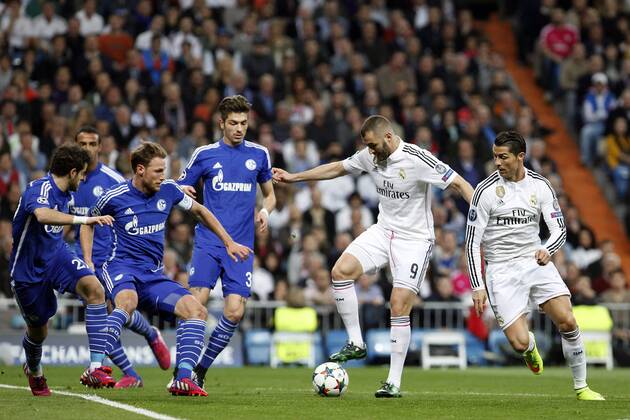 Real Madrid s Karim Benzema and Cristiano Ronaldo and Schalke 04 Benedikt Höwedes and Fuchs during Champions League soccer match at Santiago Bernabeu stadium in Madrid, Spain. March, 10, 2015.  (20150310112)