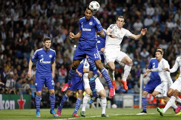 Real Madrid s Gareth Bale and Schalke 04 Eric Maxim Choupo Moting during Champions League soccer match at Santiago Bernabeu stadium in Madrid, Spain. March, 10, 2015.  (20150310114)