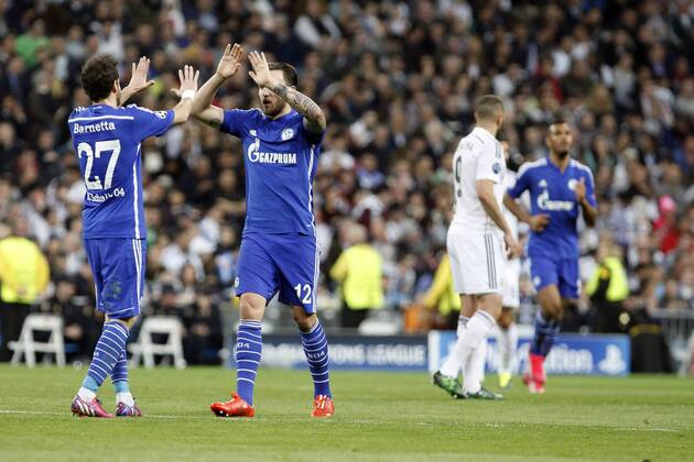 Real Madrid s Karim Benzema and Cristiano Ronaldo and Schalke 04 Barnetta and Marco Höger during Champions League soccer match at Santiago Bernabeu stadium in Madrid, Spain. March, 10, 2015. Real Madrid - FC Schalke 04  (20150310123)