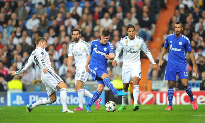 10.03.2015, Fussball Champions League, Real Madrid - FC Schalke 04, v.l. Toni Kroos (Real Madrid) - Alvaro Arbeloa (Real Madrid) - Klaas-Jan Huntelaar (FC Schalke 04) - Raphael Varane (Real Madrid) - Eric Maxim Choupo-Moting (FC Schalke 04)