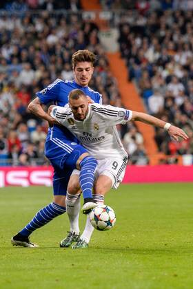 v.li.: Roman Neustädter (FC Schalke 04), Karim Benzema (Real Madrid), Zweikampf, Duell, duel, tackle, Dynamik, Action, Aktion, Fussball, UEFA Champions League, Real Madrid - FC Schalke 04, , xjgx