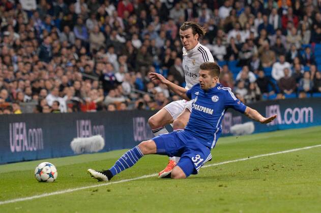 v.li.: Matija Nastasic (FC Schalke 04), Gareth Bale (Real Madrid), Zweikampf, Duell, duel, tackle, Dynamik, Action, Aktion, Fussball, UEFA Champions League, Real Madrid - FC Schalke 04, , xjgx