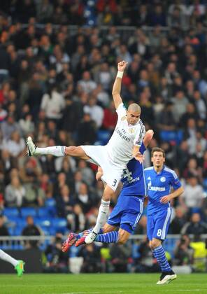 10.03.2015, Fussball Champions League, Real Madrid - FC Schalk 04, v.l. Pepe (Real Madrid) - Benedikt Höwedes (FC Schalke 04) -