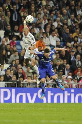 Aktuell Fußball, Champions League, Real Madrid - FC Schalke 04 Real Madrid s Pepe and FC Schalke 04 s Klaas-Jan Huntelaar during 2014-15 Champions League match between Real Madrid and FC Schalke 04 at Santiago Bernabeu stadium in Madrid, Spain. March 10, 2015. Real Madrid - FC Schalke 04  20150310090