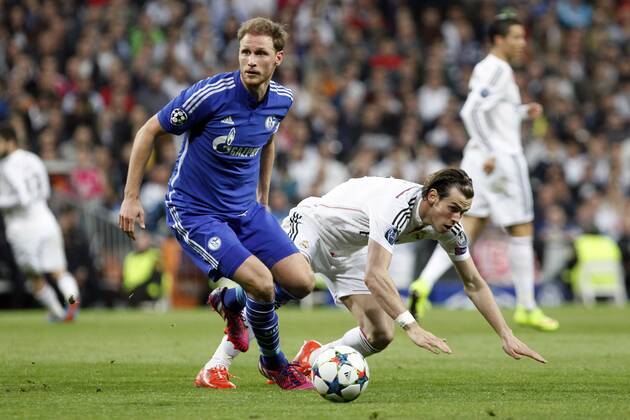 Aktuell Fußball, Champions League, Real Madrid - FC Schalke 04 Real Madrid s Gareth Bale and FC Schalke 04 Benedikt Höwedes during Champions League soccer match at Santiago Bernabeu stadium in Madrid, Spain. March, 10, 2015. Real Madrid - FC Schalke 04  20150310144