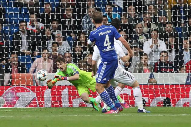 Aktuell Fußball, Champions League, Real Madrid - FC Schalke 04 Madrid, Spanien 10. Maerz 2015 Champions League 14 15 - Real Madrid vs. FC Schalke 04. Torchance Schuss durch Benedikt Höwedes Hoewedes Schalke wird von Iker Casillas Torwart Madrid gehalten, Torwart Parade md