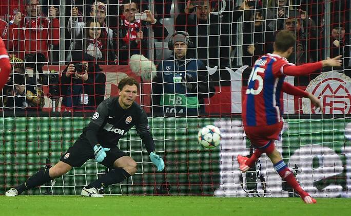 11.03.2015, xjhx, Fussball UEFA Champions League, FC Bayern Muenchen - Schachtar Donezk, v.l. Andriy Pyatov (Shakhtar Donetsk), Thomas Mueller (FC Bayern Muenchen) Goal scored, Tor zum 1:0