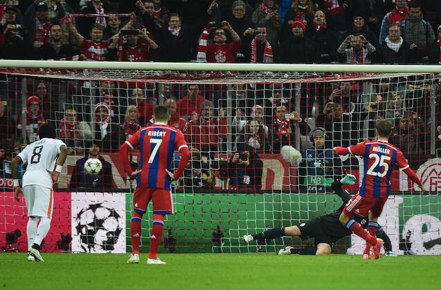 11.03.2015, xjhx, Fussball UEFA Champions League, FC Bayern Muenchen - Schachtar Donezk, v.l. Andriy Pyatov (Shakhtar Donetsk), Thomas Mueller (FC Bayern Muenchen) Goal scored, Tor zum 1:0