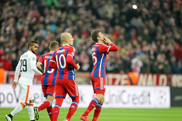 l-r: Torjubel von Arjen Robben 10 (FC Bayern Muenchen) und Thomas Mueller 25 (FC Bayern Muenchen) , FC Bayern Muenchen vs. Schachtar Donezk, Fussball, Champions League, 11.03.2015 EP_ckt