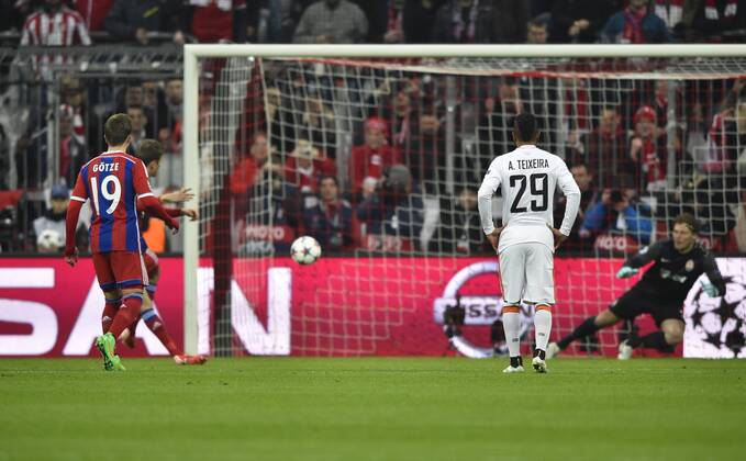 TOR zum 1:0 per Elmeter durch Thomas Müller FC Bayern München verdeckt durch Mario Götze FC Bayern München gegen Torwart Torhüter Andriy Pyatov FC Shakhtar Donetsk Schachtar Donezk (rechts) FC Bayern München FCB gegen FC Shakhtar Donetsk Schachtar Schachtjor Donezk Fußball Herren GER Champions-League CL Achtelfinale Rückspiel Saison 2014 2015 München Allianz Arena 11.03.2015 FC Bayern München FCB gegen FC Shakhtar Donetsk Schachtar Schachtjor Donezk