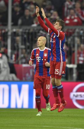 TOR zum 1:0 per Elmeter durch Thomas Müller FC Bayern München Torjubel, Jubel, Freude, Emotion (rechts) Handkuss Gruß Richtung Tribüne mit Arjen Robben FC Bayern München (links) FC Bayern München FCB gegen FC Shakhtar Donetsk Schachtar Schachtjor Donezk Fußball Herren GER Champions-League CL Achtelfinale Rückspiel Saison 2014 2015 München Allianz Arena 11.03.2015 FC Bayern München FCB gegen FC Shakhtar Donetsk Schachtar Schachtjor Donezk