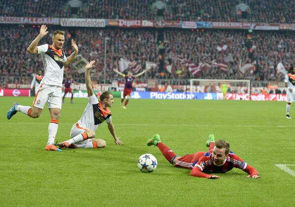 11.03.2015, Fussball Champions League 2014 2015, Achtelfinale Rückspiel, FC Bayern München - Schachtar Donezk, in der Allianzarena München. Foul an Mario Götze (Bayern) 