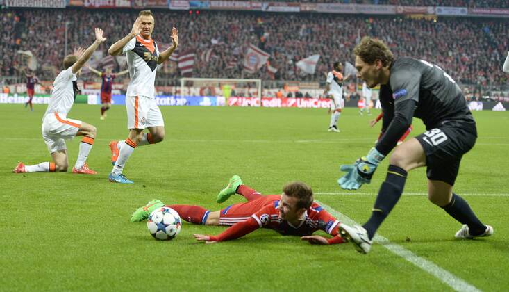 11.03.2015, Fussball Champions League 2014 2015, Achtelfinale Rückspiel, FC Bayern München - Schachtar Donezk, in der Allianzarena München. Foul an Mario Götze (Bayern) 