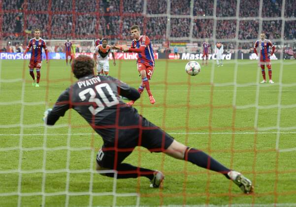 11.03.2015, Fussball Champions League 2014 2015, Achtelfinale Rückspiel, FC Bayern München - Schachtar Donezk, in der Allianzarena München. v.l. Andriy Pyatov (Donezk) kassiert das 1:0 per Foulelfer von Thomas Müller (München) 