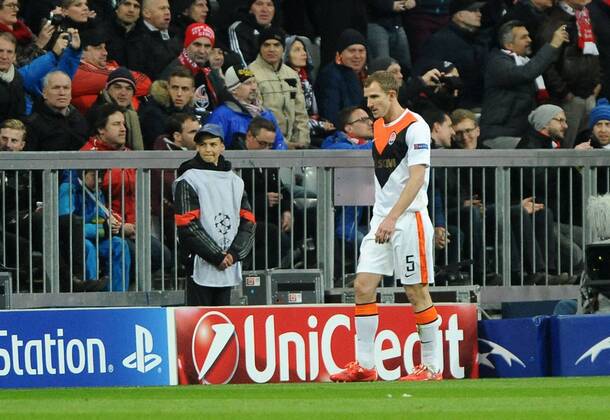 Oleksandr Kucher (Shakhtar Donetsk) verlaesst nach der roten Karte enttaeuscht das Spielfeld. FC Bayern Muenchen - Schachtar Donezk, Fussball, Champions League, Achtelfinale, Rueckspiel, 11.03.2015, EP_WSE