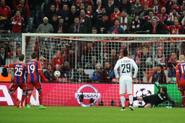 vl. Thomas Mueller (FC Bayern Muenchen) verwandelt den Elfmeter sicher zum 1:0 fuer den FC Bayern Muenchen imn der 4. Spielminute. FC Bayern Muenchen - Schachtar Donezk, Fussball, Champions League, Achtelfinale, Rueckspiel, 11.03.2015, EP_WSE