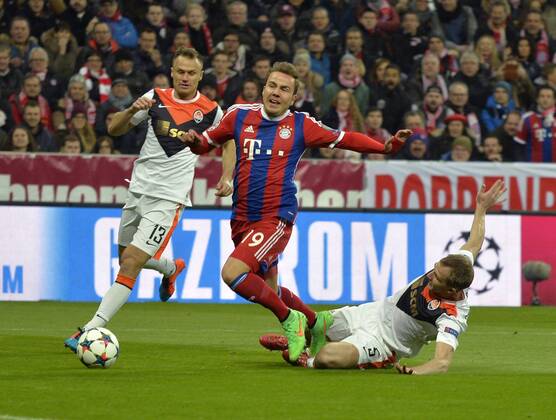 11.03.2015, Fussball Champions League 2014 2015, Achtelfinale Rückspiel, FC Bayern München - Schachtar Donezk, in der Allianzarena München. v.li: Vyacheslav Shevchuk (Donezk), Mario Götze (Bayern), Oleksandr Kucher (Donezk) beim Foul zum Elfmeter und zur roten Karte. 