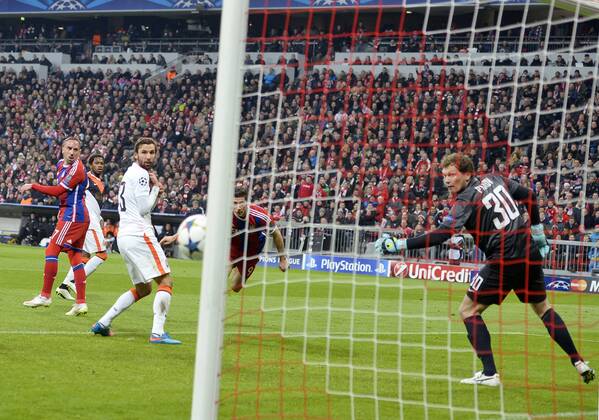 11.03.2015, Fussball Champions League 2014 2015, Achtelfinale Rückspiel, FC Bayern München - Schachtar Donezk, in der Allianzarena München. Robert Lewandowski (Bayern München) trifft per Kopfball an den Pfosten. 
