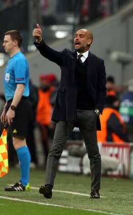 Trainer Josep Pep Guardiola Daumen hoch zeigend Einzelbild Freisteller Aktion Fußball Fussball UEFA Championsleague Herren Saison 2014 2015 11.03.2015 FC Bayern München vs. Schachtar Donezk