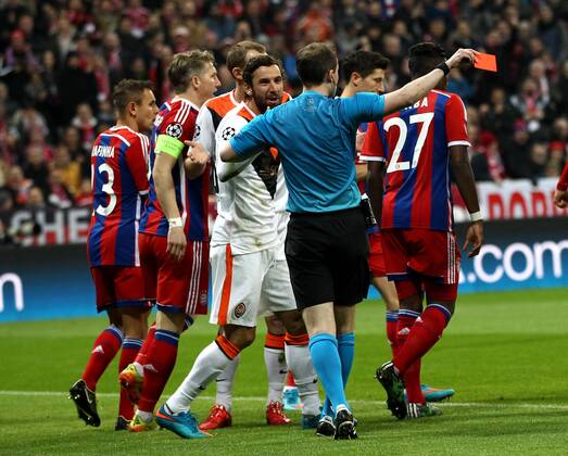 Schiedsrichter Referee William Collum rote Karte zeigend Darijo Srna Fußball Fussball UEFA Championsleague Herren Saison 2014 2015 11.03.2015 FC Bayern München vs. Schachtar Donezk
