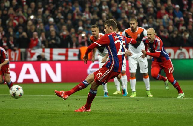 Thomas Müller Elfmeter Strafstoß schießend zum 1:0 Fußball Fussball UEFA Championsleague Herren Saison 2014 2015 11.03.2015 FC Bayern München vs. Schachtar Donezk