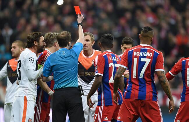 FUSSBALL CHAMPIONS LEAGUE SAISON 2014 2015 ACHTELFINAL RUECKSPIEL FC Bayern Muenchen - FC Schachtar Donezk 11.03.2015 Kucher (Shakhtar Donetsk) sieht die Rote Karte von Schiedsrichter William Collum 