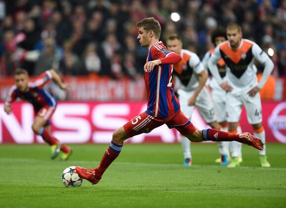 FUSSBALL CHAMPIONS LEAGUE SAISON 2014 2015 ACHTELFINAL RUECKSPIEL FC Bayern Muenchen - FC Schachtar Donezk 11.03.2015 Thomas Mueller (FC Bayern Muenchen) verwandelt seinen Elfmeter zum 1:0 