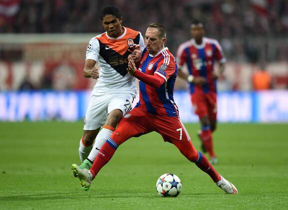 FUSSBALL CHAMPIONS LEAGUE SAISON 2014 2015 ACHTELFINAL RUECKSPIEL FC Bayern Muenchen - FC Schachtar Donezk 11.03.2015 Douglas Costa (li, FC Shakhtar Donetsk) gegen Franck Ribery (re, FC Bayern Muenchen) 