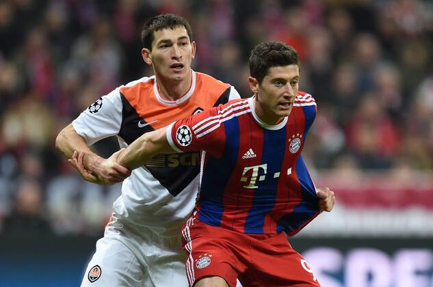 FUSSBALL CHAMPIONS LEAGUE SAISON 2014 2015 ACHTELFINAL RUECKSPIEL FC Bayern Muenchen - FC Schachtar Donezk 11.03.2015 Halten und zerren: Taras Stepanenko (li, FC Shakhtar Donetsk) und Robert Lewandowski (re, FC Bayern Muenchen) 