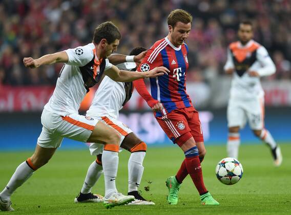 FUSSBALL CHAMPIONS LEAGUE SAISON 2014 2015 ACHTELFINAL RUECKSPIEL FC Bayern Muenchen - FC Schachtar Donezk 11.03.2015 Serhiy Kryvtsov (li, FC Shakhtar Donetsk) gegen Mario Goetze (re, FC Bayern Muenchen) 