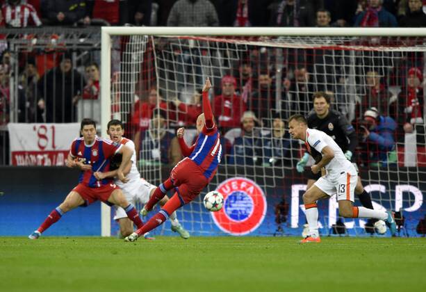 Schuss Torschuss Aktion von Arjen Robben FC Bayern München FC Bayern München FCB gegen FC Shakhtar Donetsk Schachtar Schachtjor Donezk Fußball Herren GER Champions-League CL Achtelfinale Rückspiel Saison 2014 2015 München Allianz Arena 11.03.2015 FC Bayern München FCB gegen FC Shakhtar Donetsk Schachtar Schachtjor Donezk
